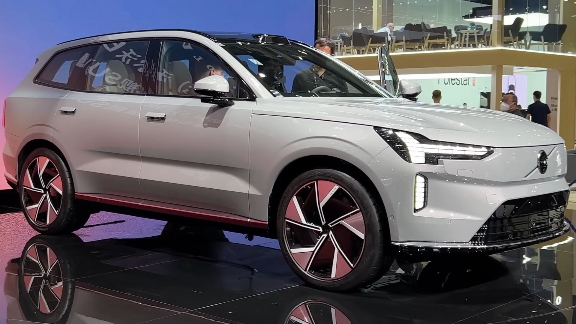 File:2023 Volvo EX90 (China) front view.png