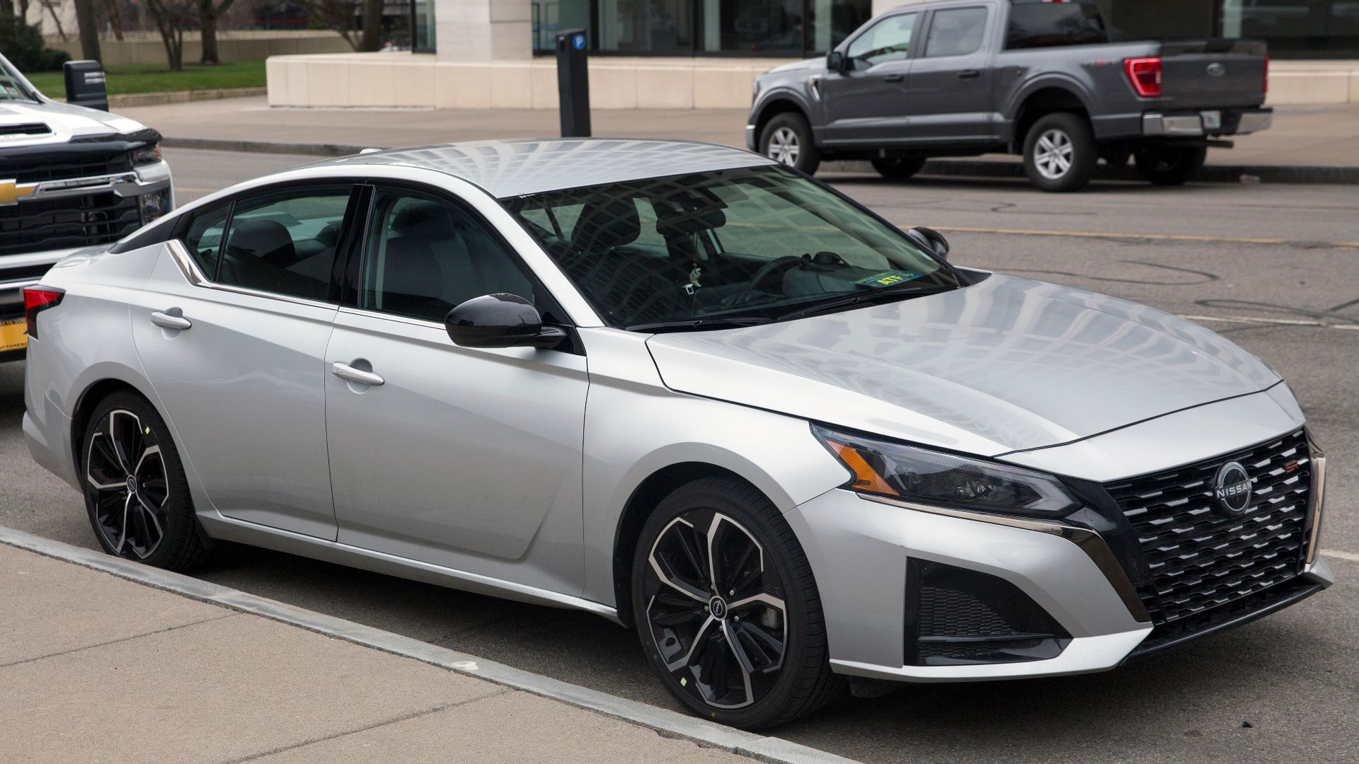 File:2023 Nissan Altima SR in Brilliant Silver Metallic, front right.jpg