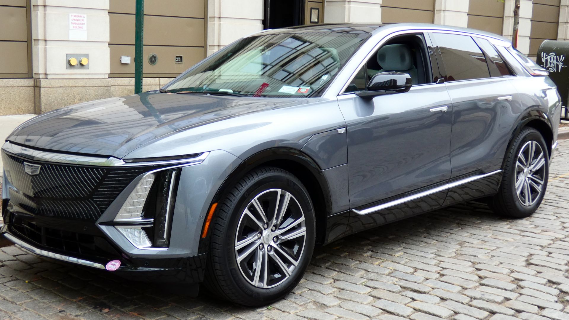 File:2023 Cadillac Lyriq in Satin Steel Metallic, front left.jpg