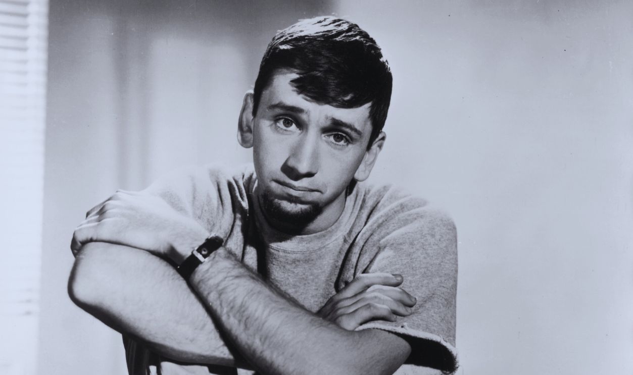 Gettyimages - 3200933, Bob Denver circa 1961: Autographed portrait of American actor Bob Denver, wearing a goatee and sitting on the floor, in a promotional portrait for the television show 'The Many Loves of Dobie Gillis'.