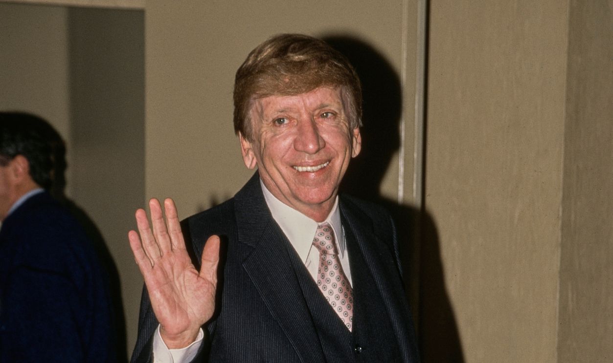 Gettyimages - 2175837189, Bob Denver American actor Bob Denver (1935 - 2005) waving to fans at an event, circa 1995. 