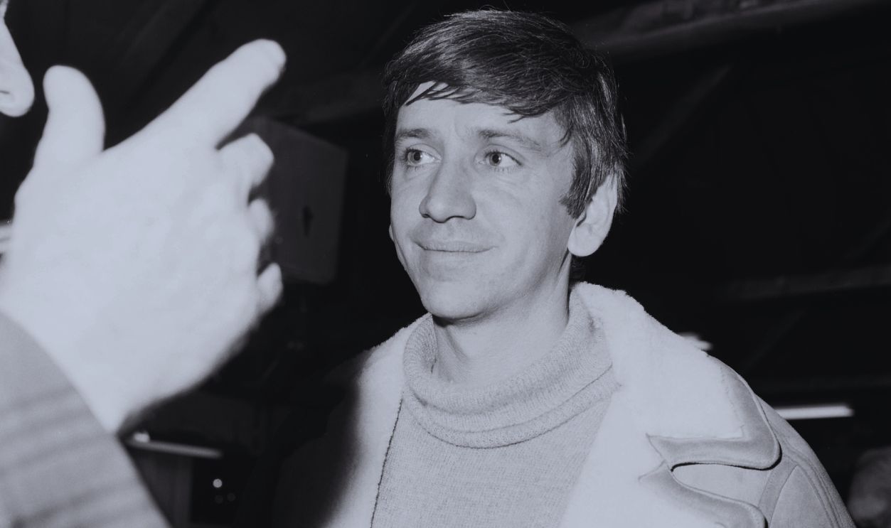 Gettyimages - 493692543, Bob Denver LOS ANGELES - CIRCA 1967: Actor Bob Denver signs autographs in Los Angeles, California. 