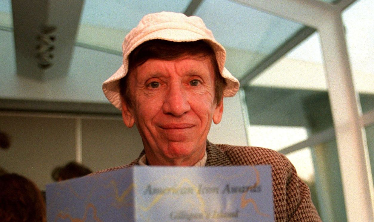Gettyimages - 	1589273, Bob Denver... E340894 02: Bob Denver gets an Icon Award for his work on 