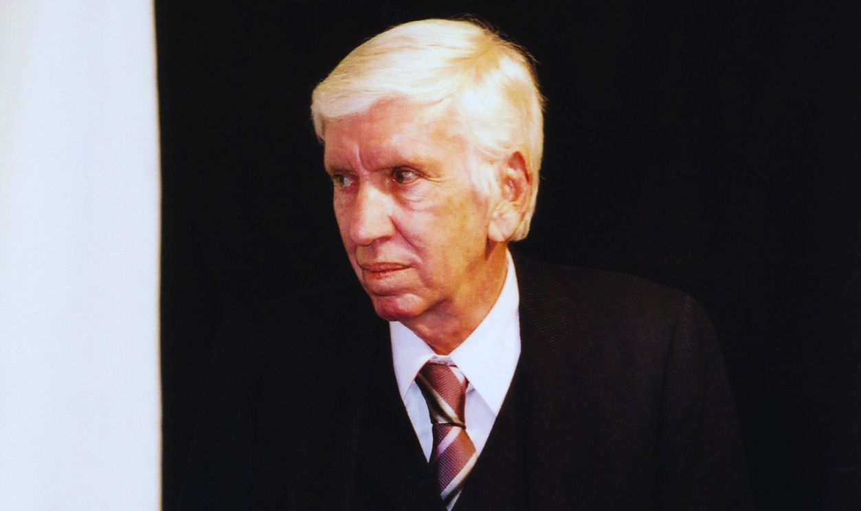 Gettyimages - 	2198054770, 2nd Annual TV Land Awards Actor Bob Denver (Robert Osbourne Denver) poses for photos in the press room after receiving the 'Pop Culture' award during the 2nd Annual TV Land Awards at the Hollywood Palladium in Los Angeles, California on March 17, 2004. 