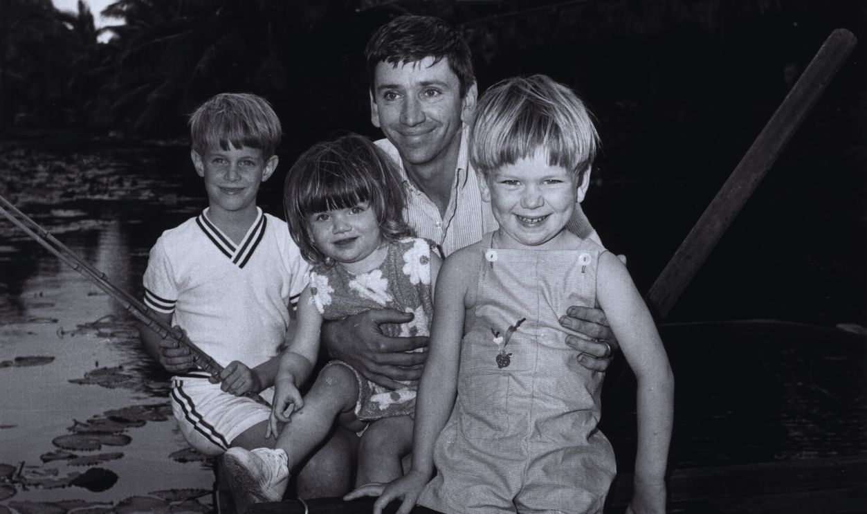 Gettyimages - 3224370, Bob Denver circa 1965: American actor Bob Denver poses in a canoe with three of his children, (L-R) Kim (7), Megan (1 1/2), and Patrick (3). The canoe floats in a lake covered with lily pads and lined with tropical flora.