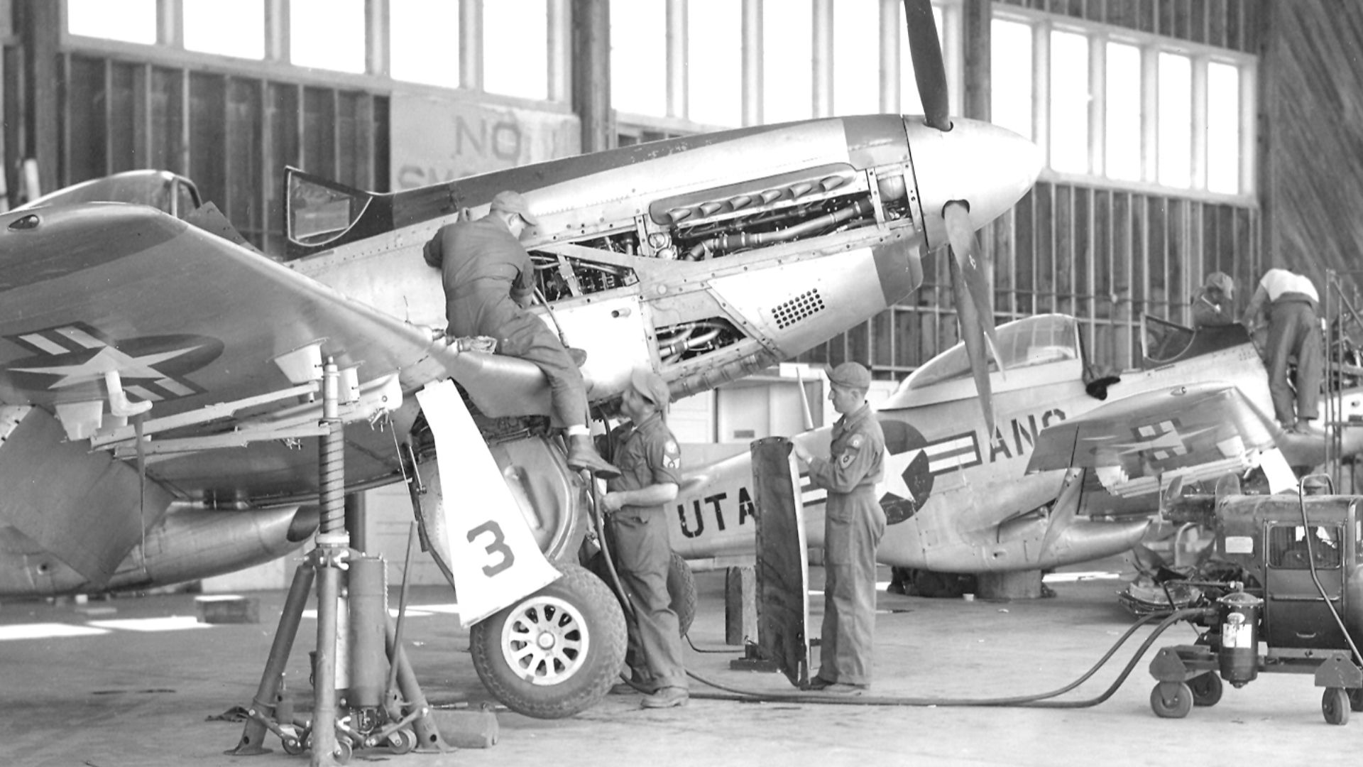 File:P-51sinhangarSantaRosa (4777706516).jpg