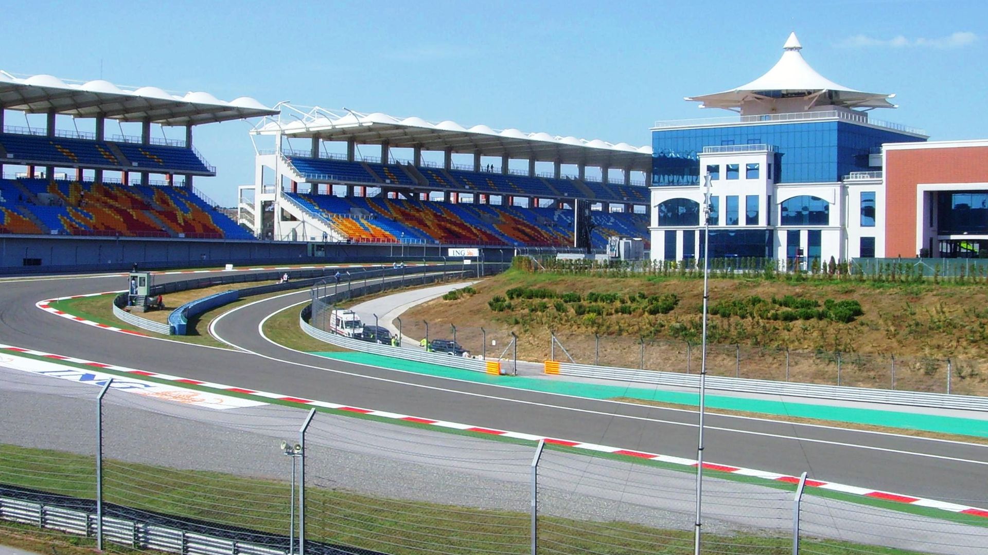 File:Istanbul park turn 1 and pit lane exit.JPG