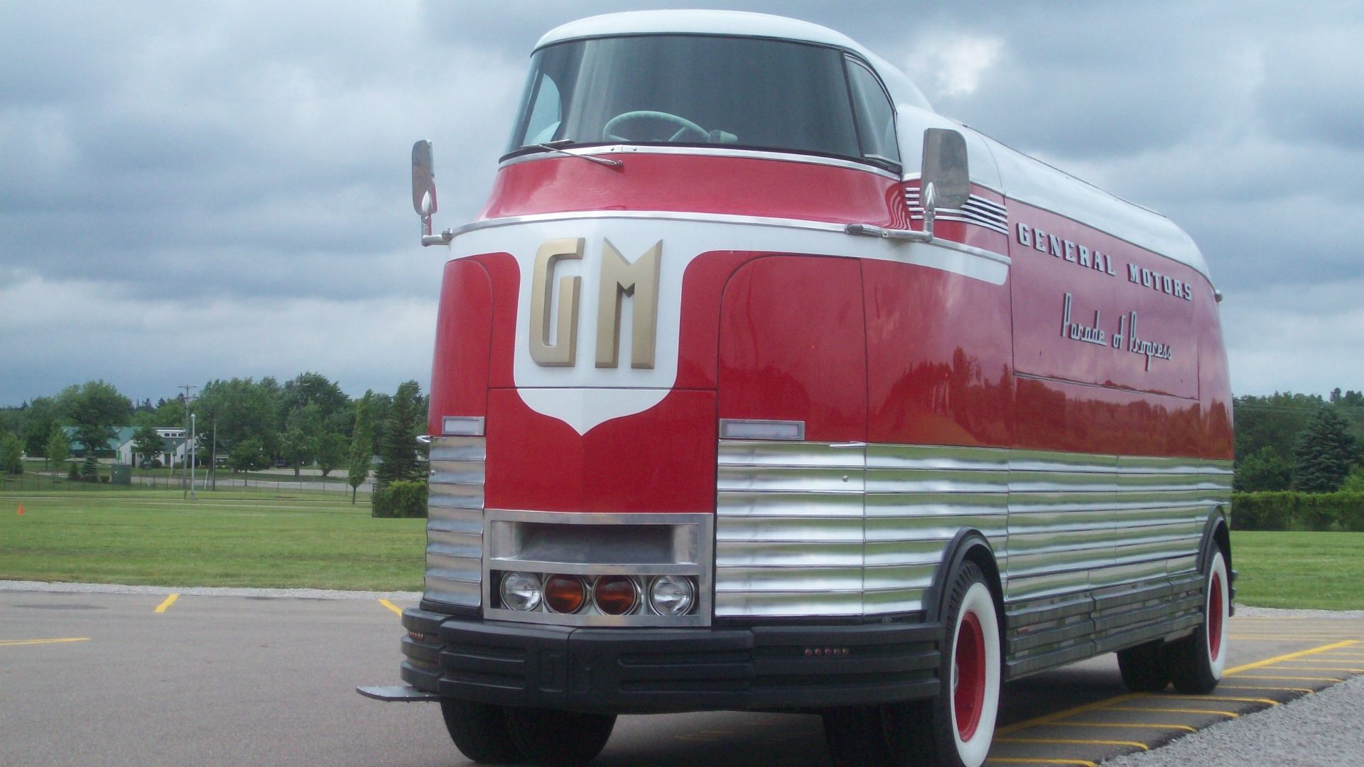 File:GM FuturLiner front at Flint.jpg