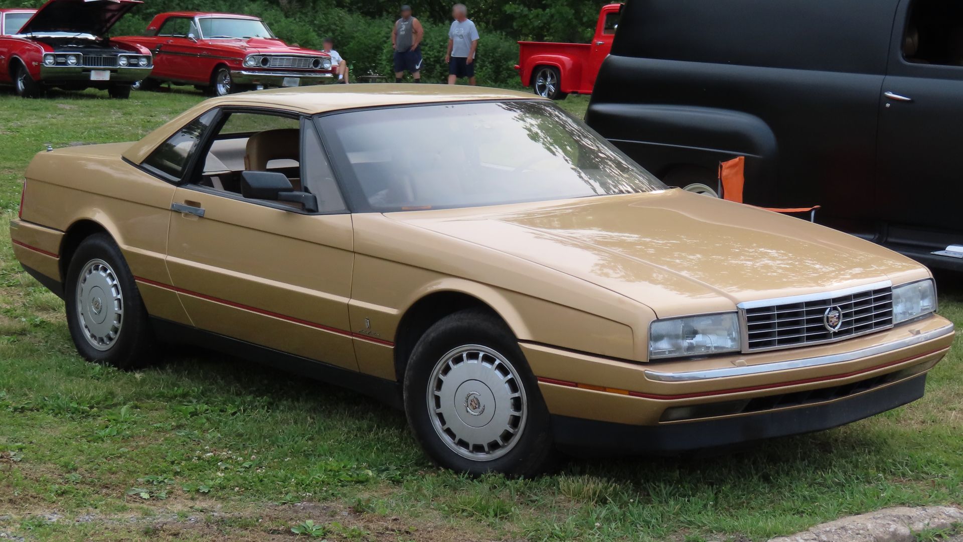 File:1987 Cadillac Allanté, front right (Cruisin' the River Lowellville Car Show, June 19th, 2023).jpg