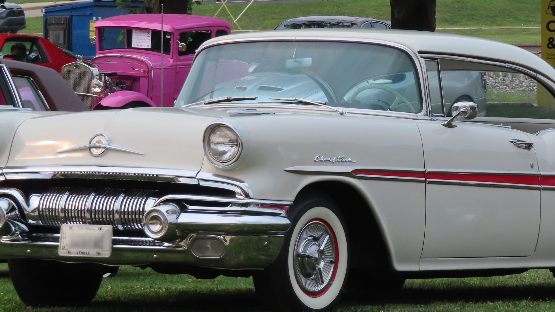File:1957 Pontiac Chieftain 2-door Catalina, front left (Cruisin' the River Lowellville Car Cruise, July 17, 2023).jpg