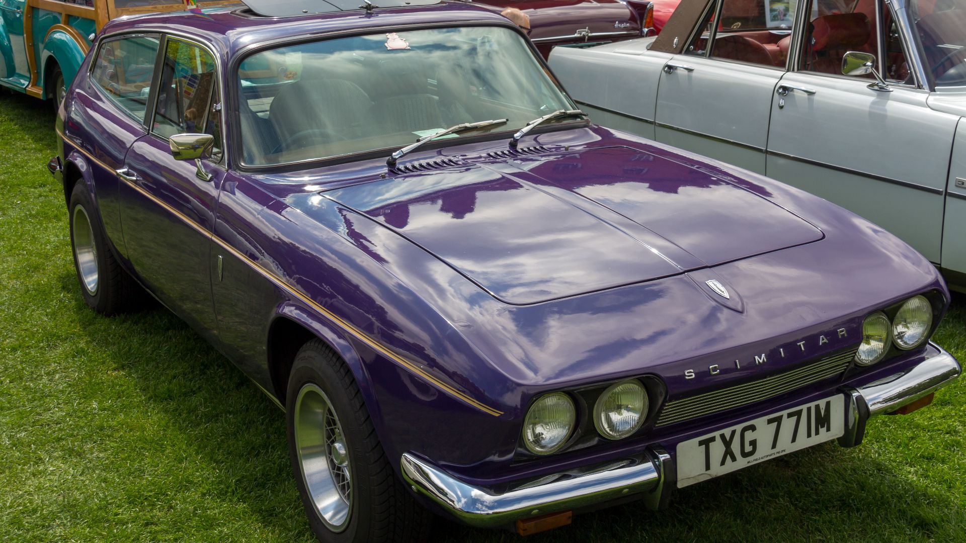 File:Reliant Scimitar, TXG 771M, Lincoln Castle.jpg
