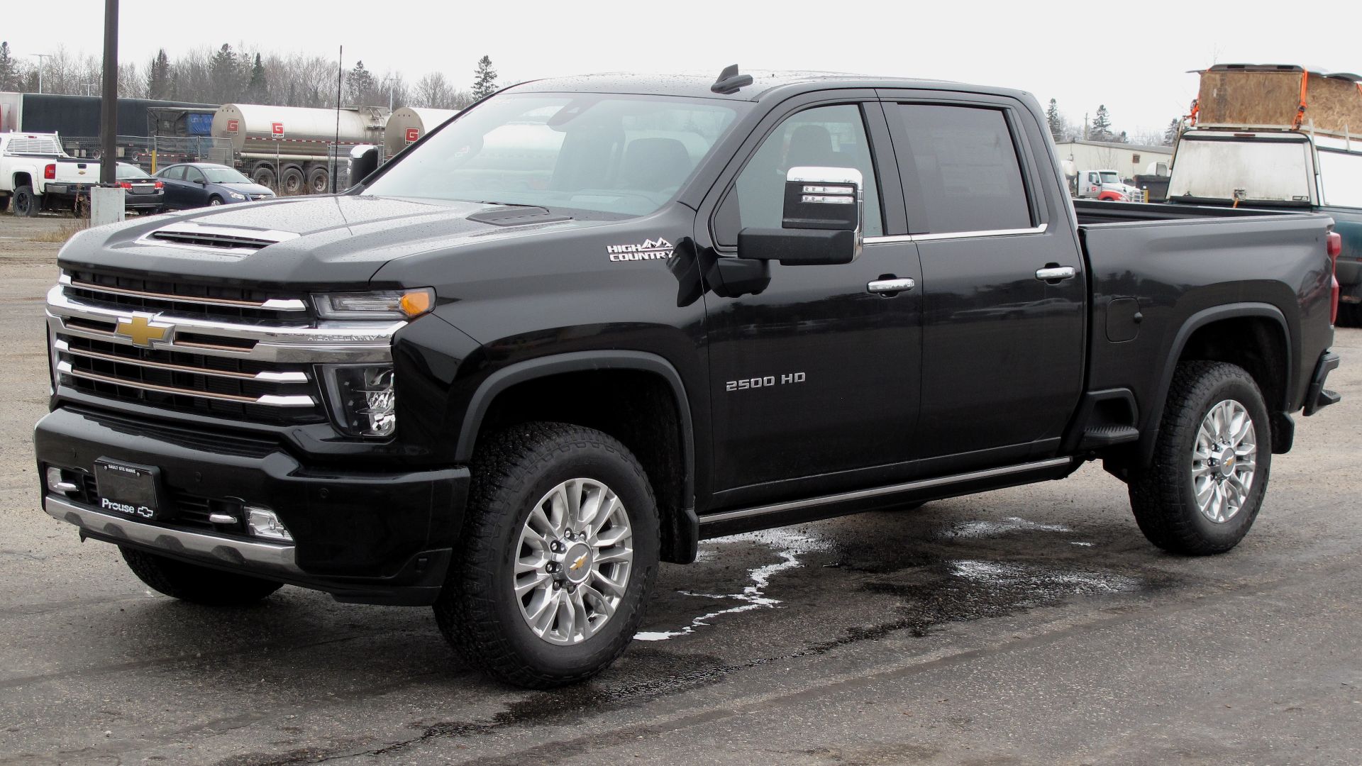 File:2022 Chevrolet Silverado 2500HD High Country, Front Left, 11-21-2021.jpg