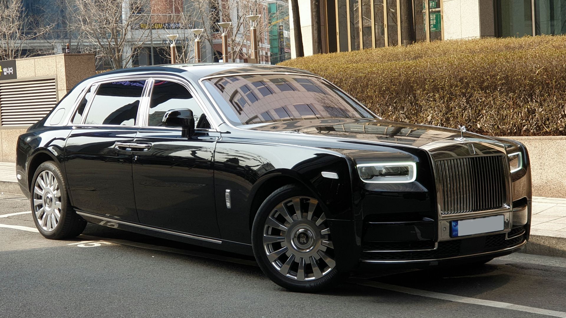 File:Rolls-Royce Phantom VIII EWB black (2).jpg