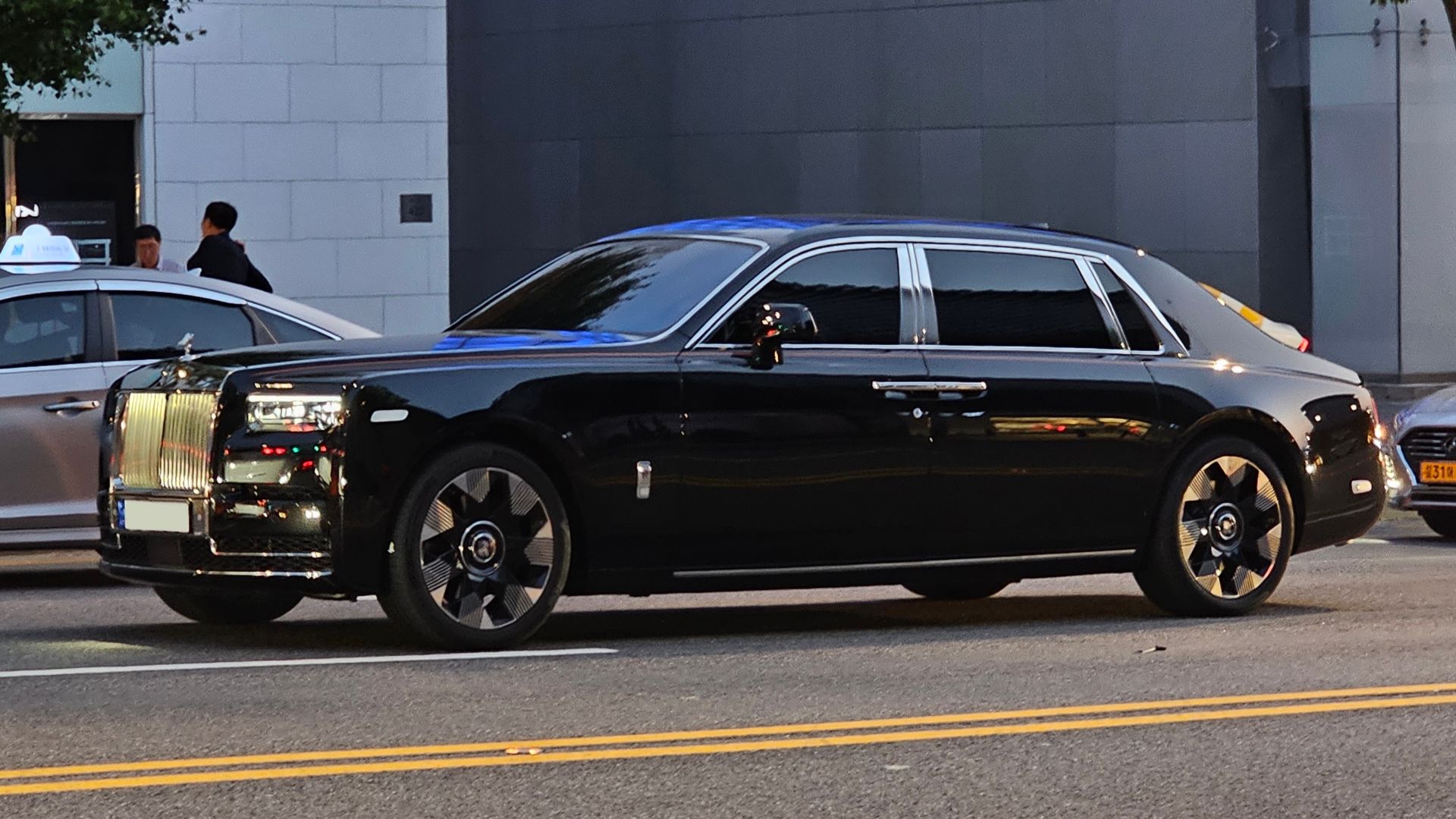 File:Rolls-Royce Phantom VIII EWB Series II Black (2).jpg