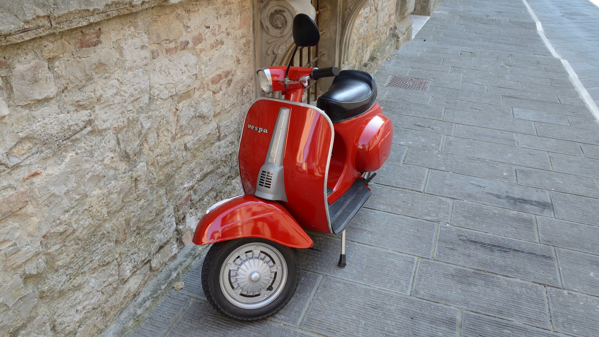 File:Vespa a Todi.JPG