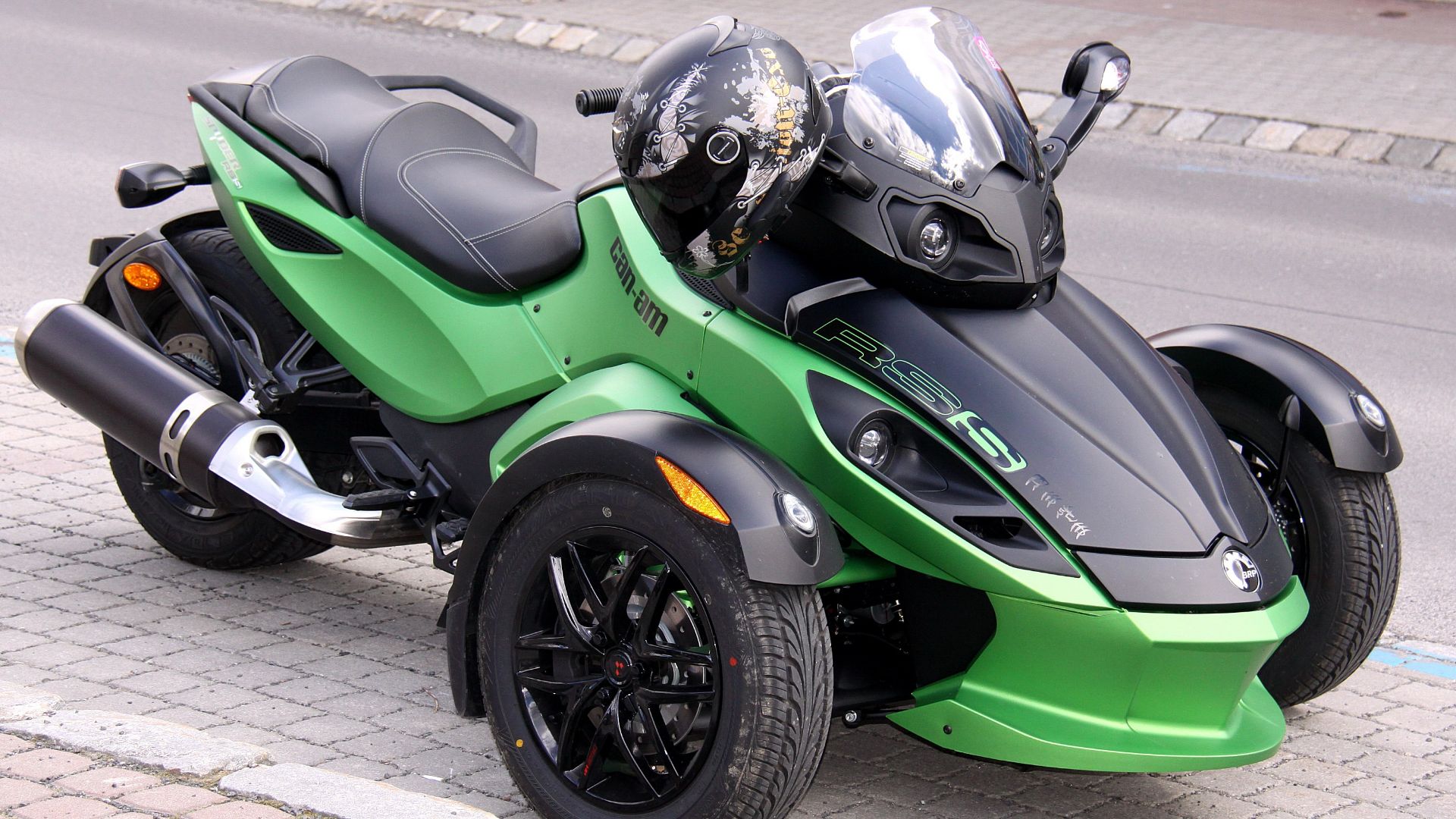 File:Can-Am Spyder RSS (02).jpg
