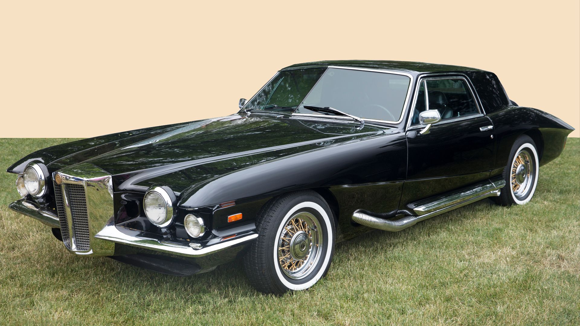 File:1971 Stutz Blackhawk Series I in Masons Black, front left (bearb Sp).jpg