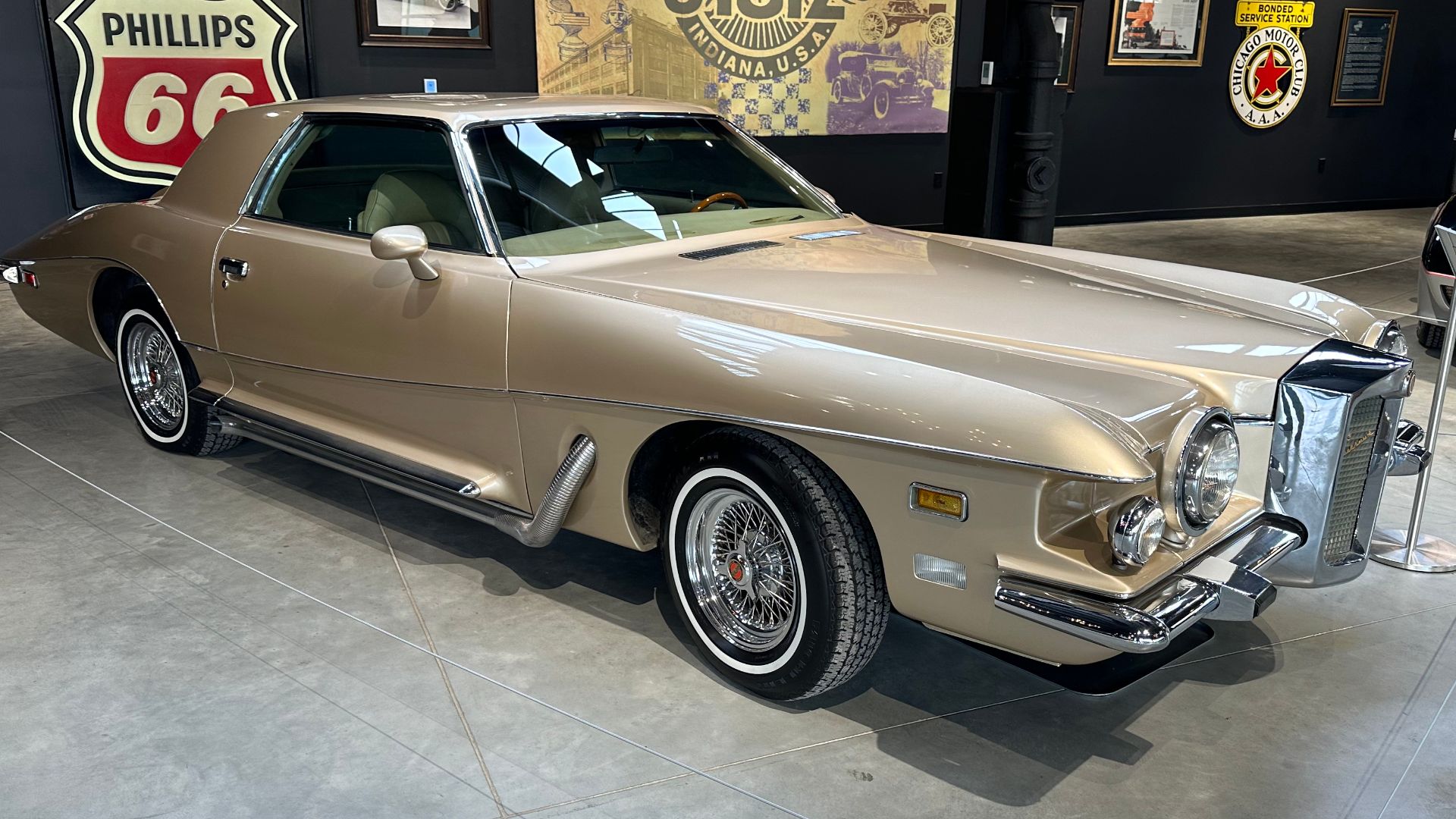 File:Stutz Blackhawk at the Stutz Car Museum.jpg