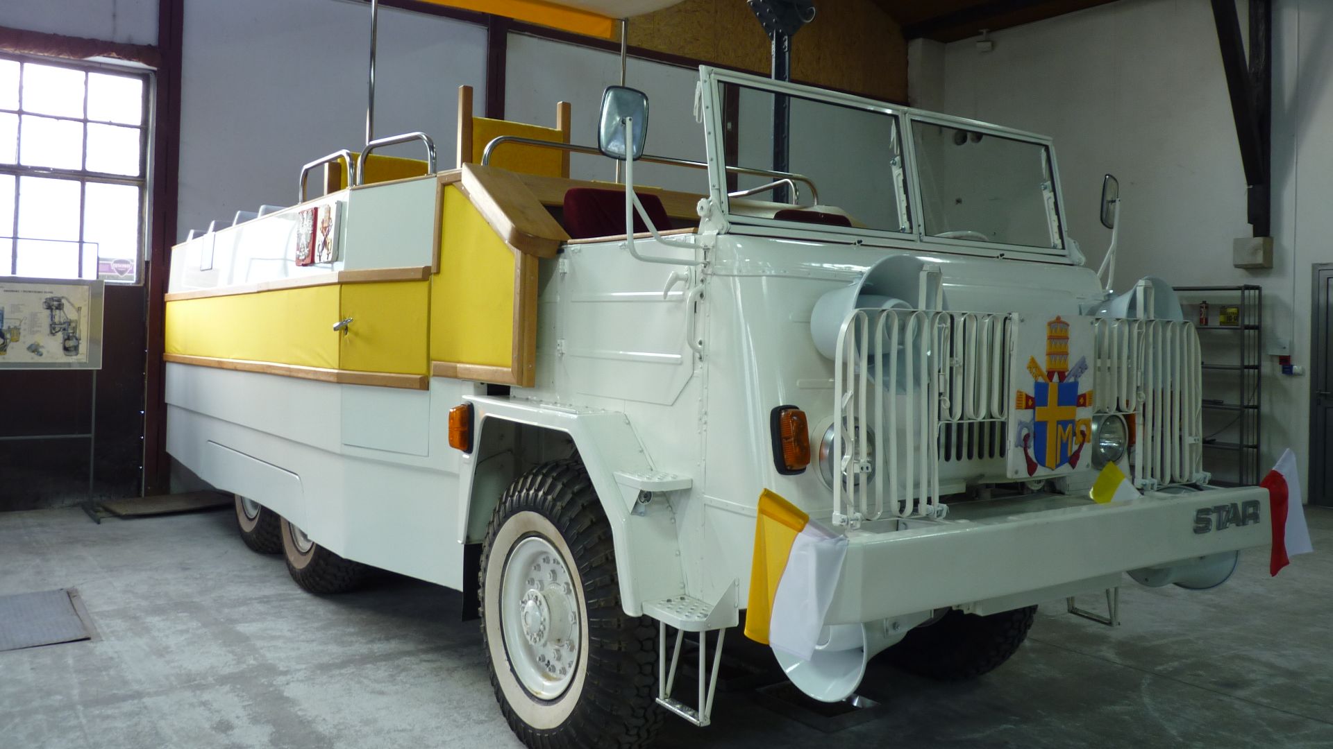 File:Star 660M2 Popemobile at the Muzeum Inżynierii Miejskiej in Kraków 2 (2).JPG