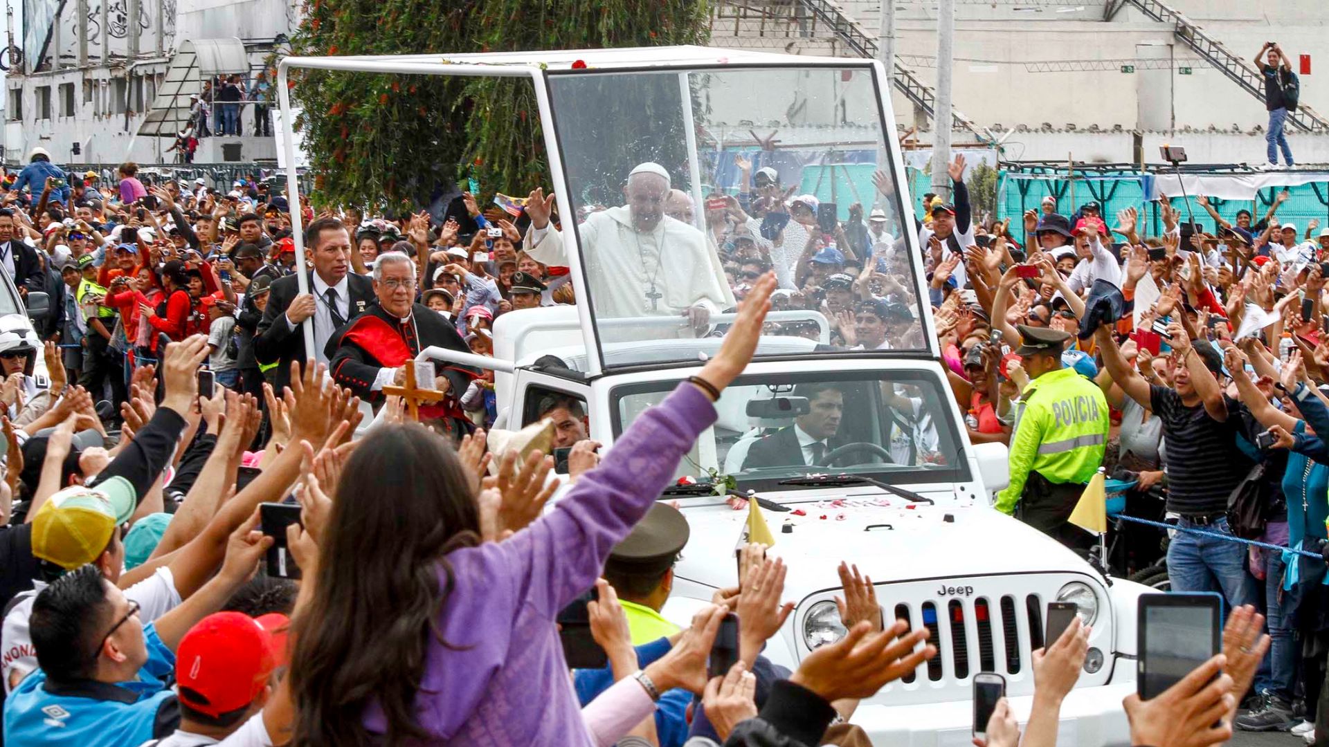 File:FIELES CATÓLICOS SE AGOLPAN EN EL BICENTENARIO (19494575922).jpg