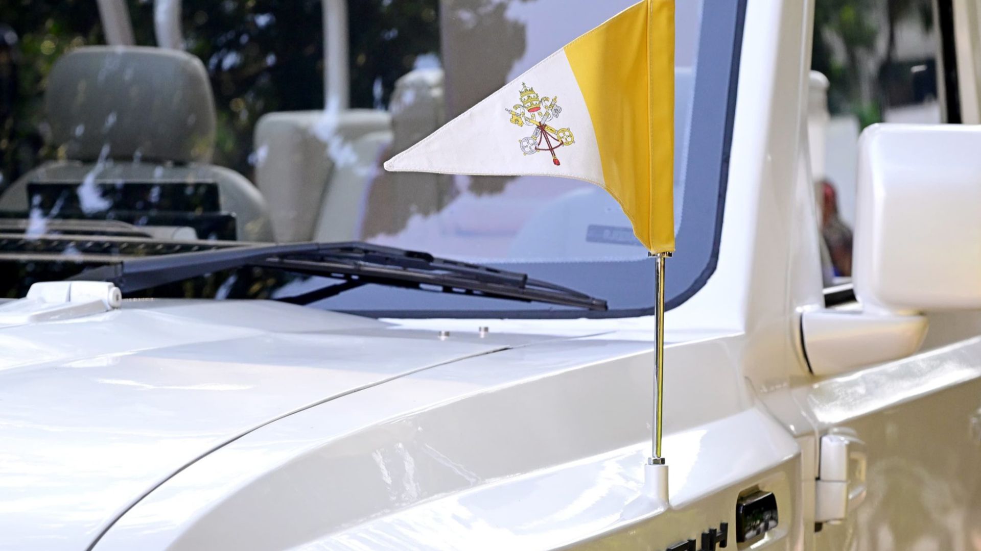 File:Maung MV3 Popemobile flag.jpg