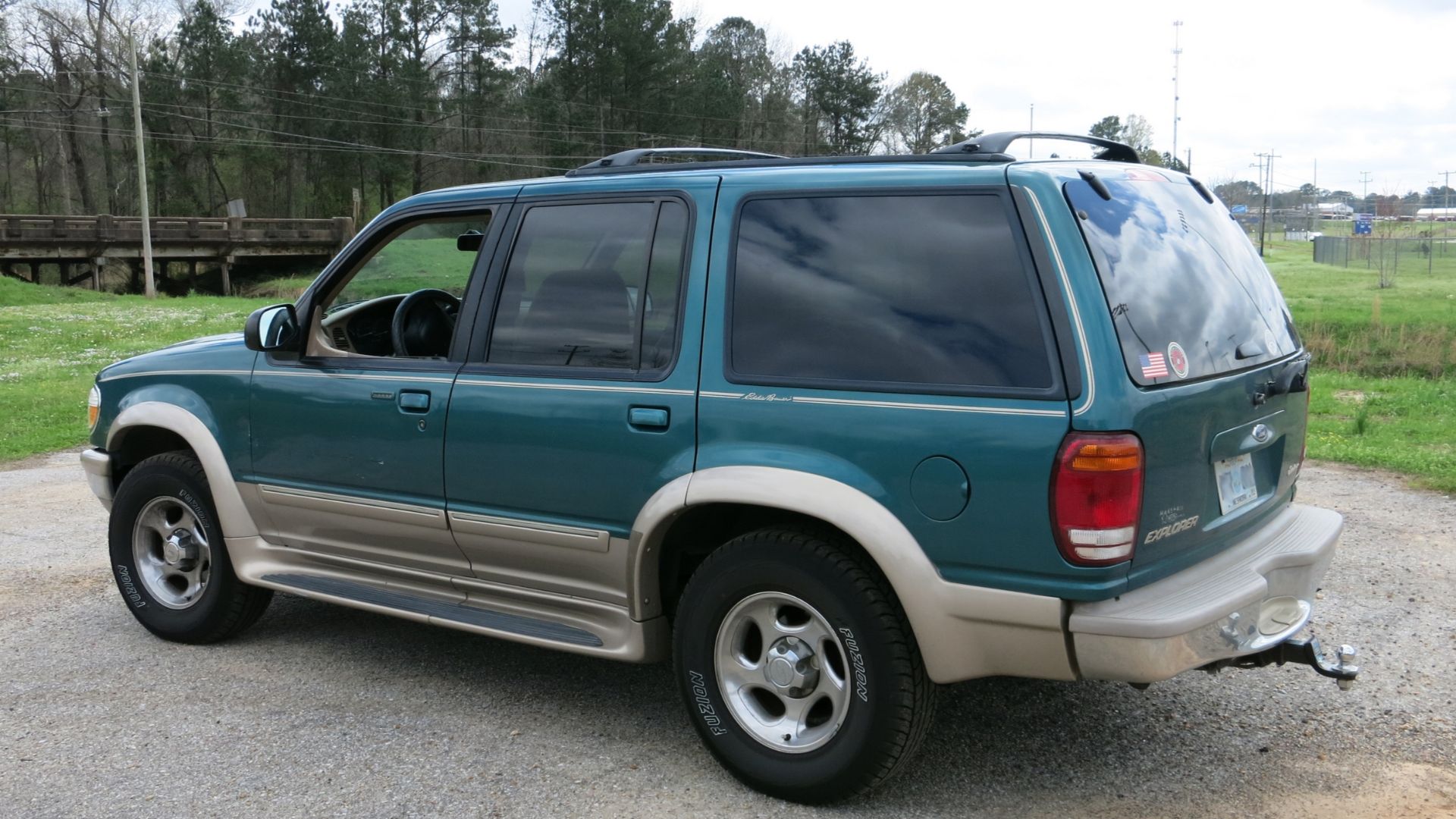 File:1998 Ford Explorer Eddie Bauer Edition - 16310509024.jpg