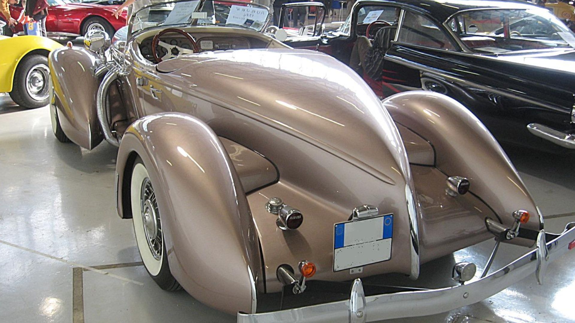 File:Replica of Auburn 851-Boattail-Speedster Rear-view.jpg