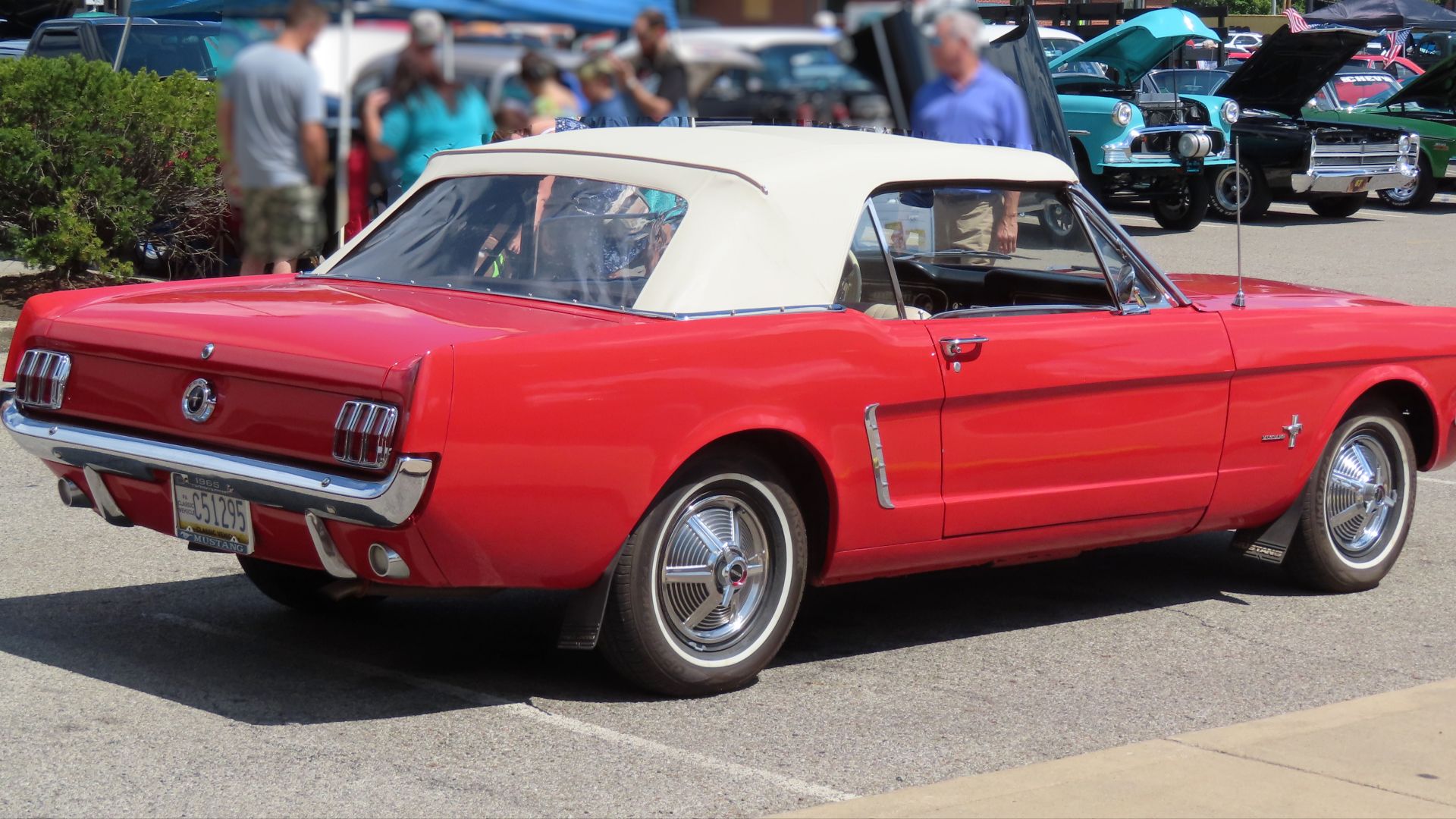 File:1965 Ford Mustang convertible, rear right, 08-27-2023.jpg