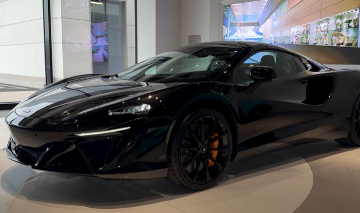 2025 McLaren Artura