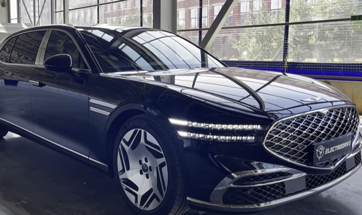 2025 Genesis G90