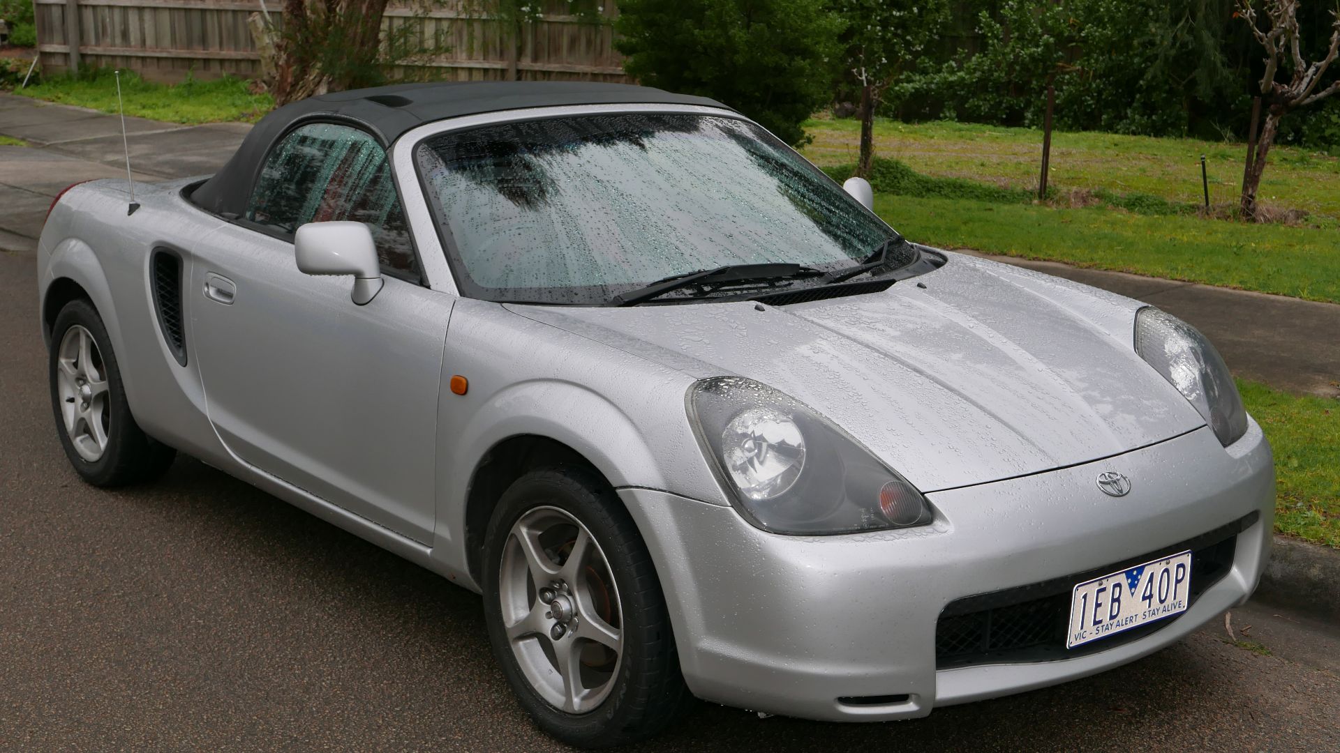 File:2002 Toyota MR2 (ZZW30R) Spyder convertible (2015-08-07) 01.jpg
