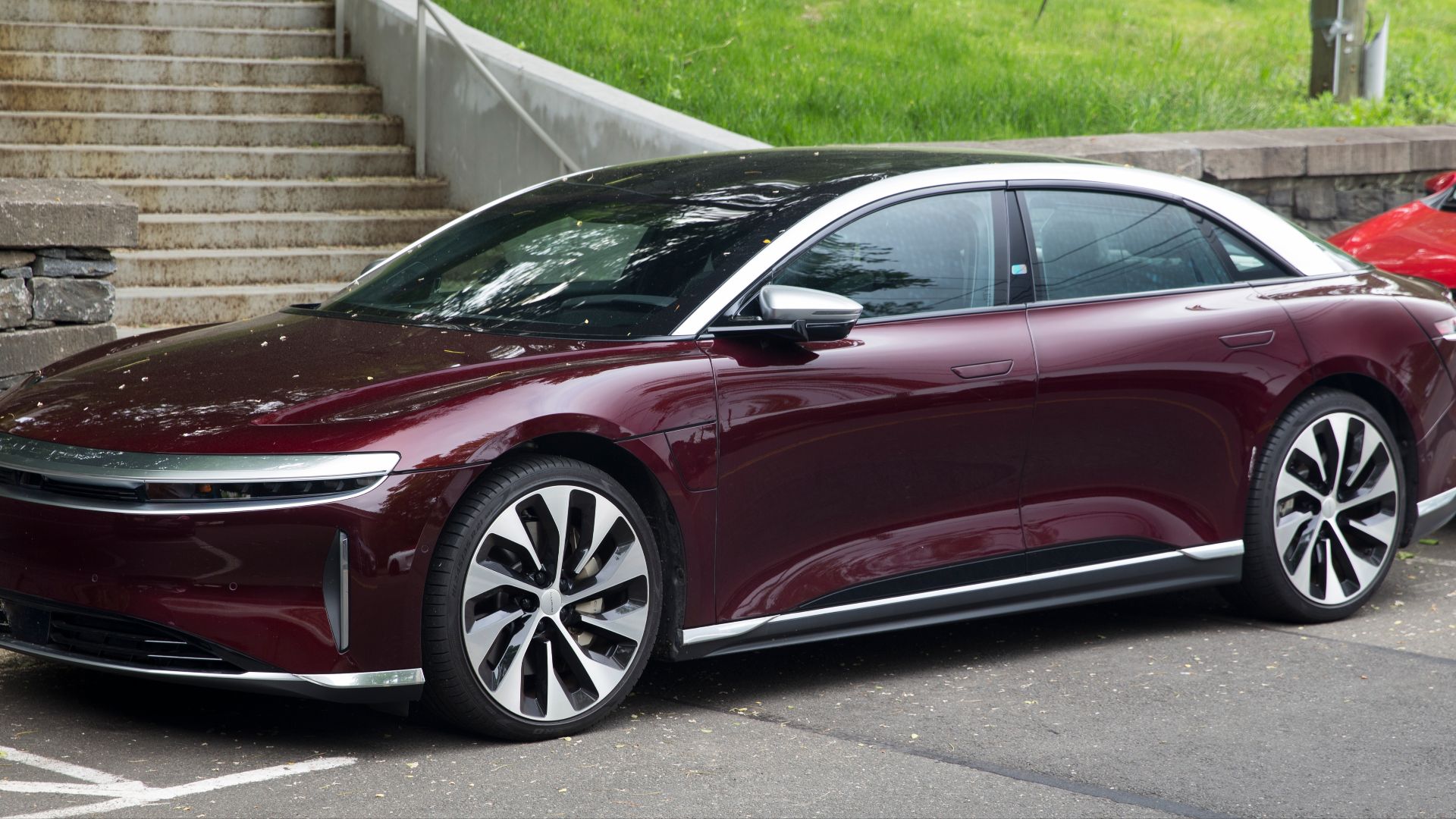 File:2022 Lucid Air Grand Touring in Zenith Red, front left.jpg
