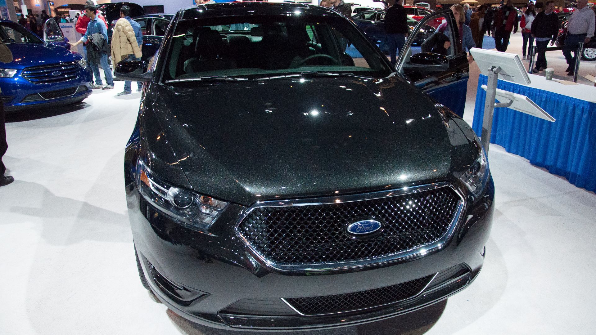 File:2014 Ford Taurus (12763002865).jpg