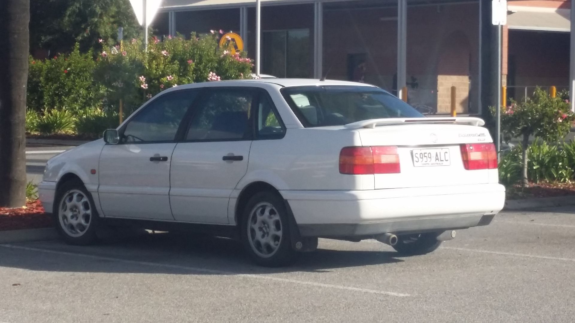 File:1995-1997 Volkswagen Passat (3A) GL VR6 sedan (17008092850).jpg