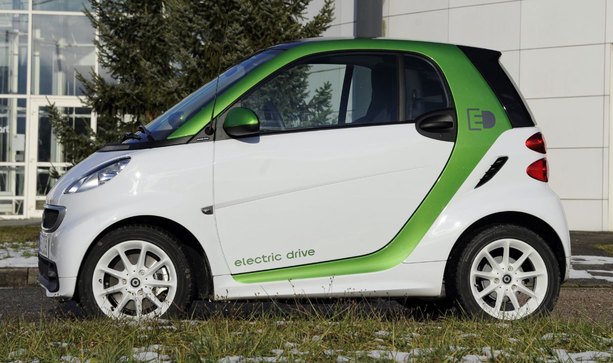 A Smart ForTwo Electric Drive car is pictured at the Smart factory of Hambach, eastern France, December 11, 2012. third-generation Smart electric drive is scheduled to be launched in the U.S. and Europe by the second quarter of 2013 and Smart plans to mass produce the electric car with availability in 30 markets worldwide.