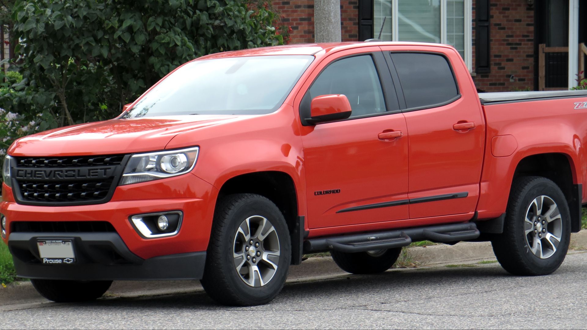 File:2020 Chevrolet Colorado Crew Cab Short Box Z71 4x4 Trail Runner Special Edition in Crush, front left, 2024-09-06.jpg