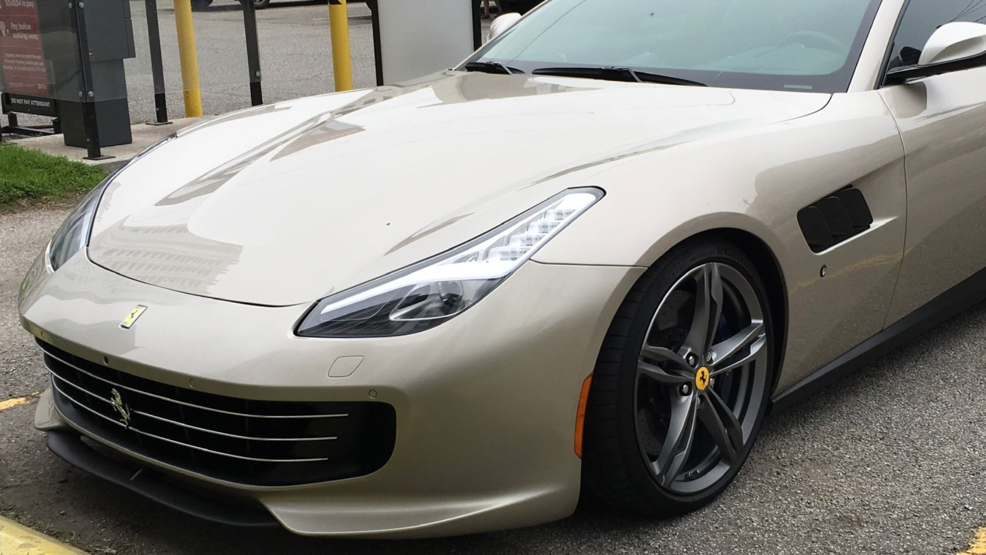 File:Ferrari GTC4 Lusso gold.jpg