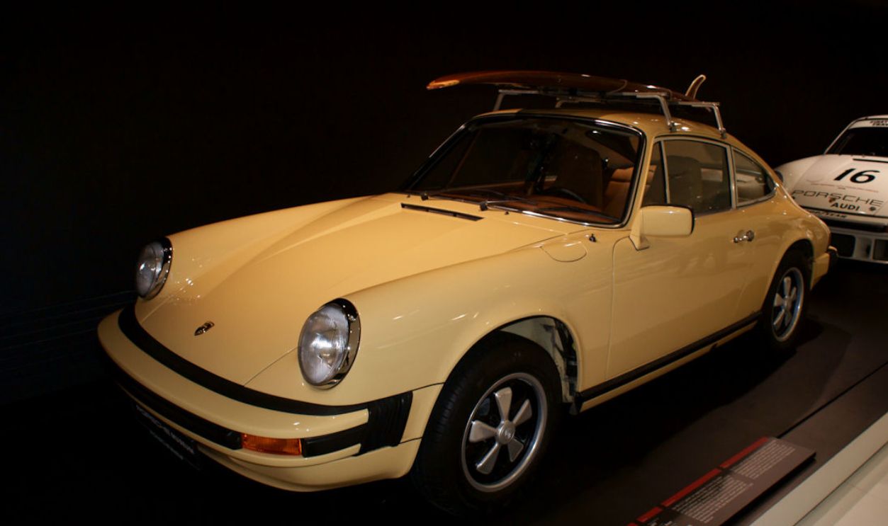 File:Porsche 911S 1977 2.7 Coupè LSideFront PorscheM 9June2013 (15012628145).jpg