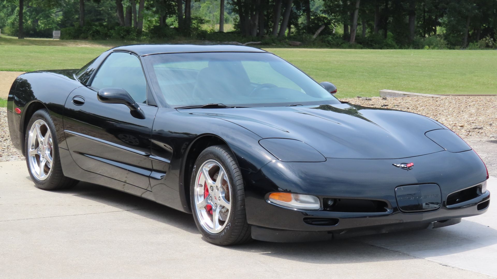 File:2004 Chevrolet Corvette coupe, front right, 07-21-2024.jpg