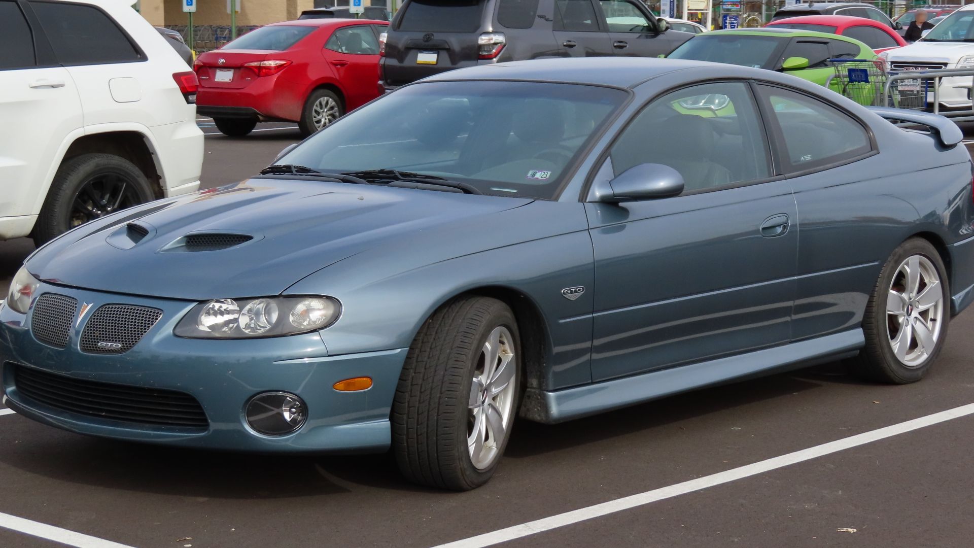 File:2005 Pontiac GTO, front left, 10-28-2022.jpg