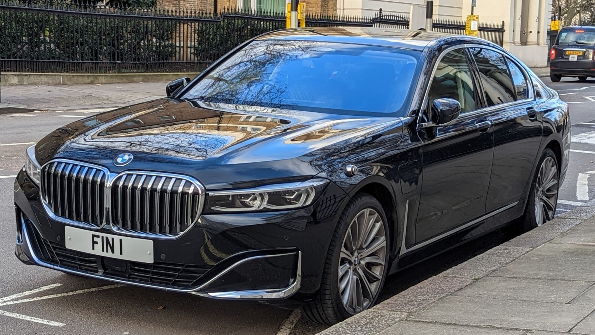 File:BMW 7 Series 1.jpg