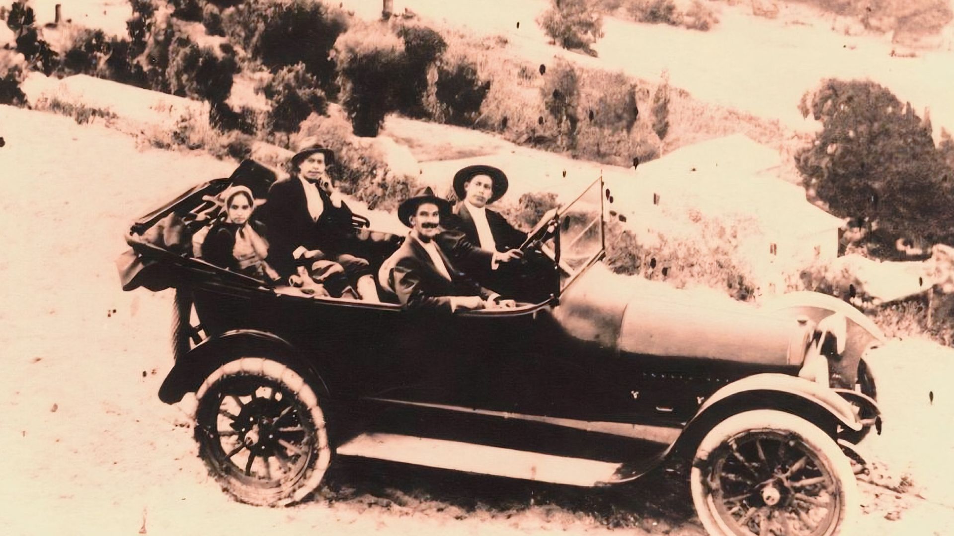 File:Old Car in Mexico.jpg