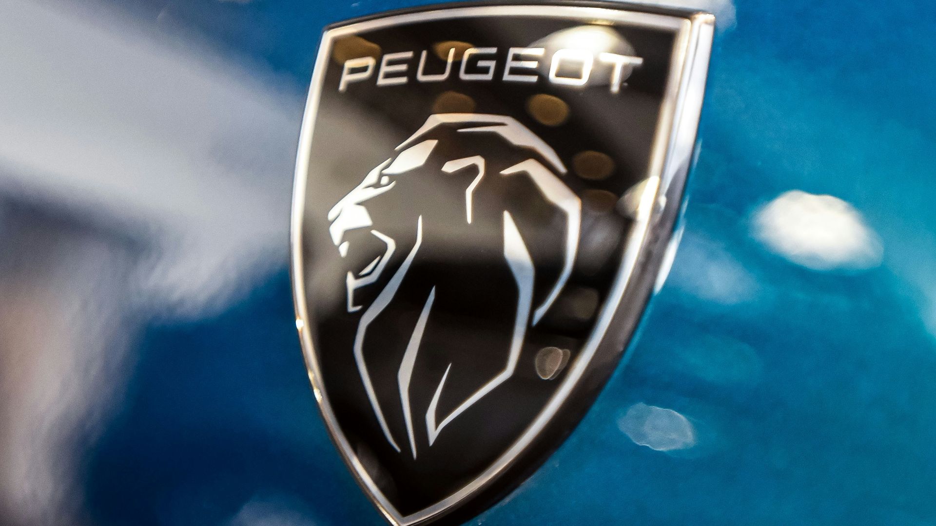 a close up of the emblem on a blue car