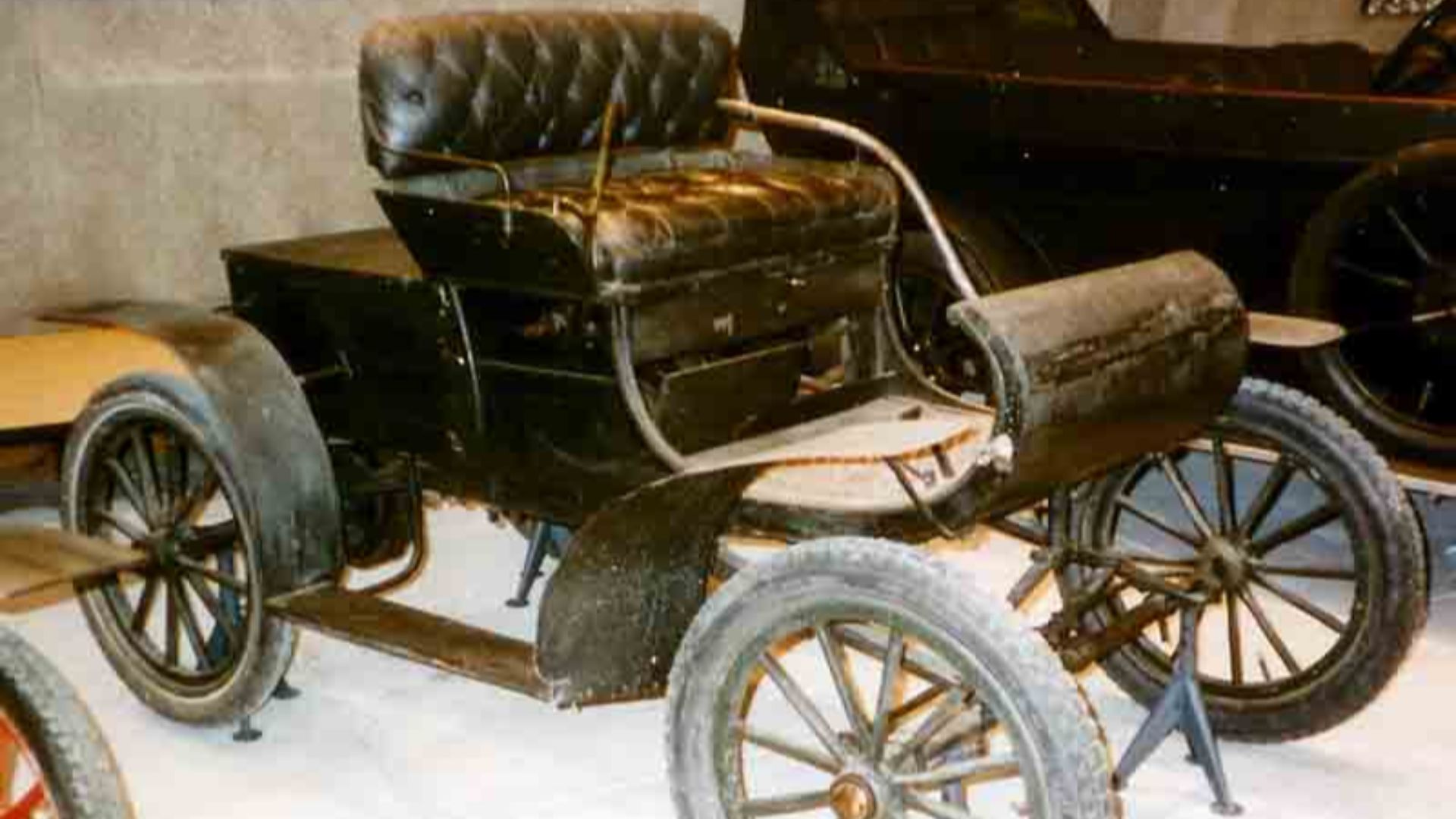 File:Oldsmobile Curved Dash Runabout 1902.jpg