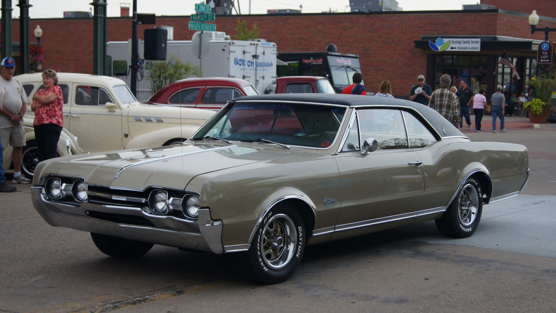 File:1967 Oldsmobile Cutlass Supreme (15118021479).jpg