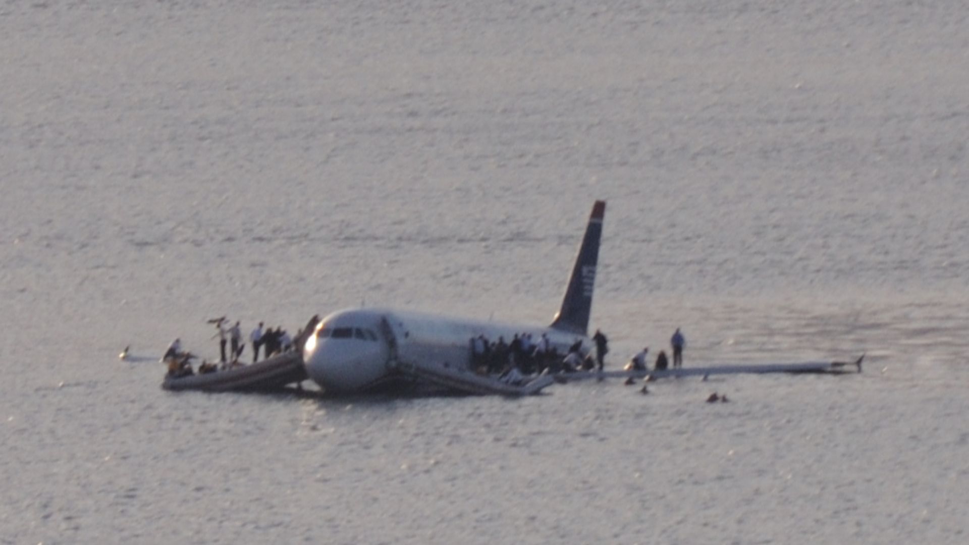 File:US Airways Flight 1549 (N106US) after crashing into the Hudson River (crop 4).jpg
