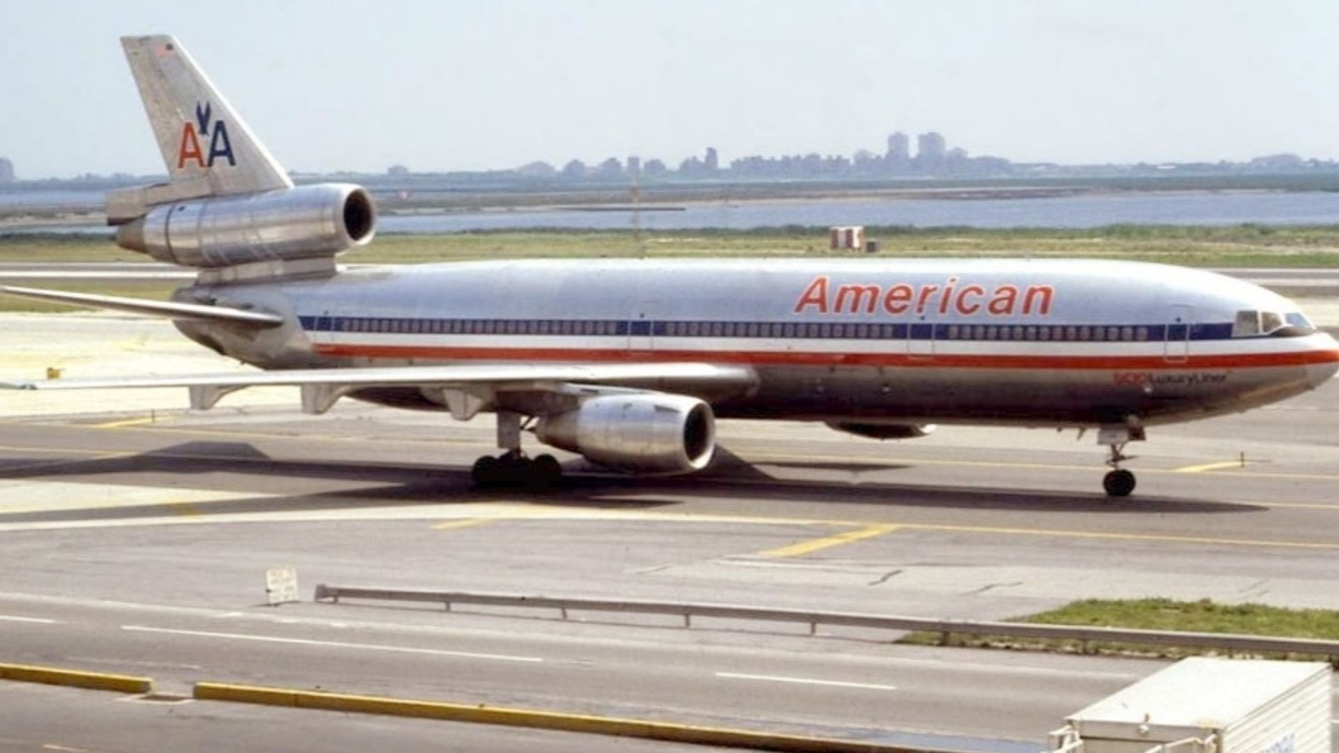 File:American Airlines McDonnell Douglas DC-10-10 N110AA at New York JFK, 1977.jpg