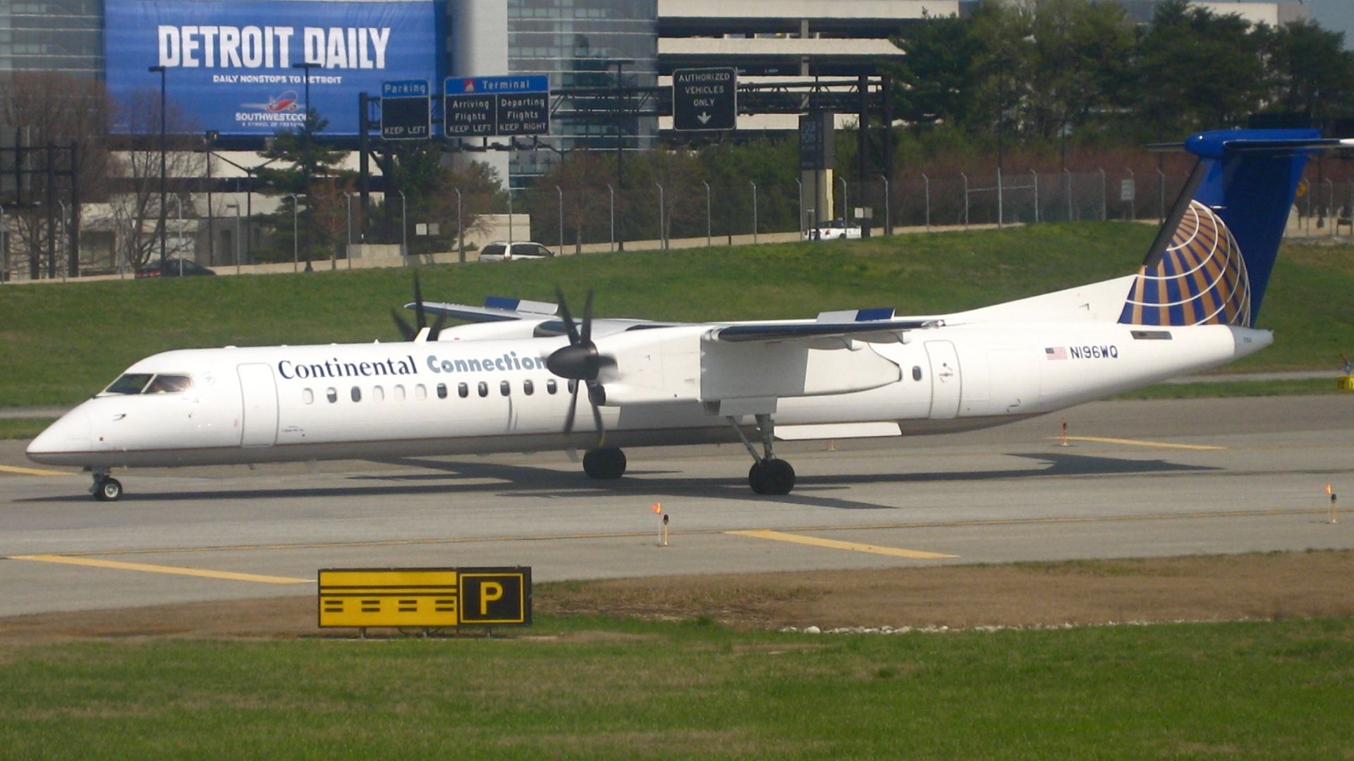 File:Continental Connection Bombardier Q400.jpg