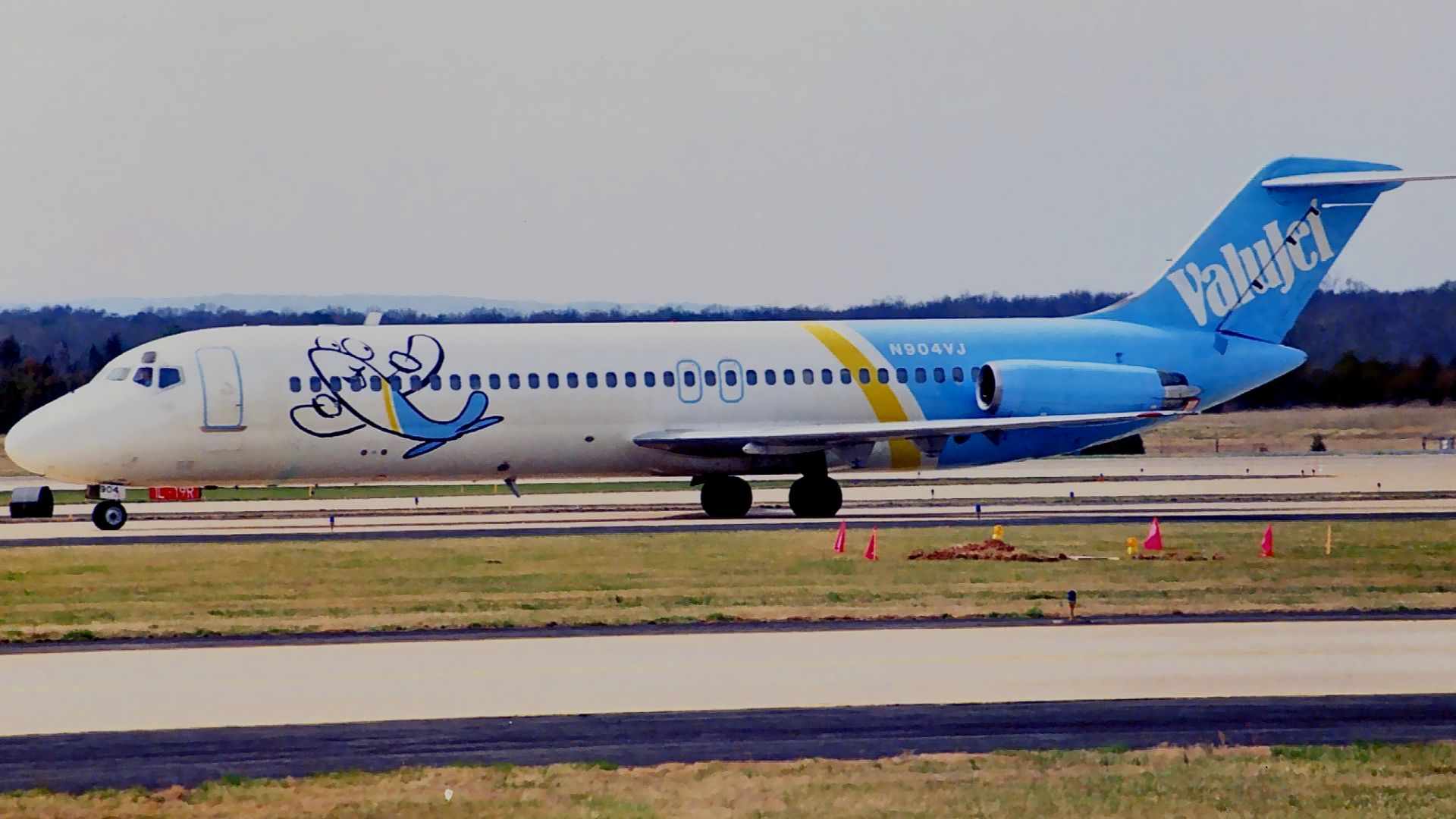 File:N904VJ DC-9 Valujet.jpg