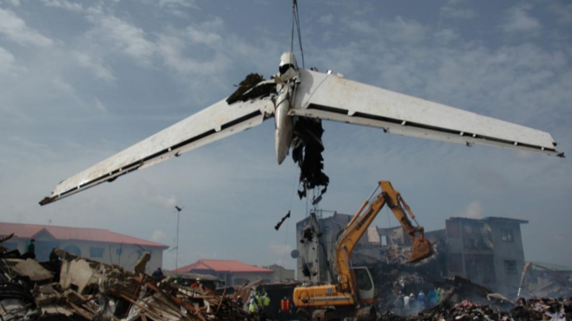 File:Tail section of Dana Air 0992.png